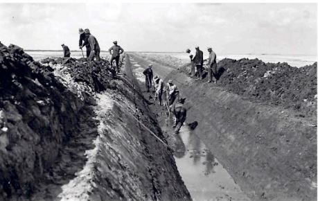 Werklozen aan het werk in de pas drooggevallen Wieringermeer.