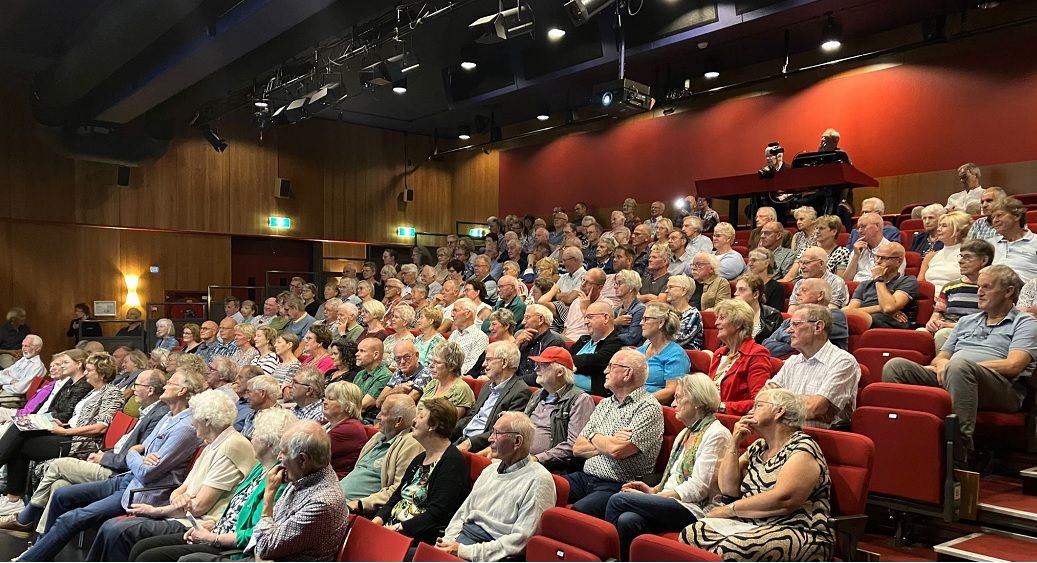 Volle bak op de lezingenavond over 100 jaar Overhaal 